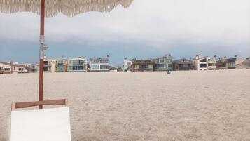 Beach nearby, sun loungers, beach towels