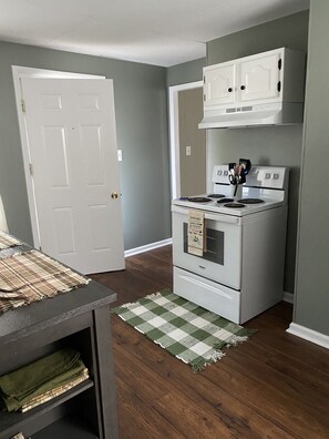 Kjøleskap, mikrobølgeovn, ovn og kokeplater