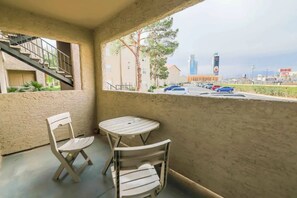 Outdoor dining - Affordable, practical,Near Strip (Las Vegas)