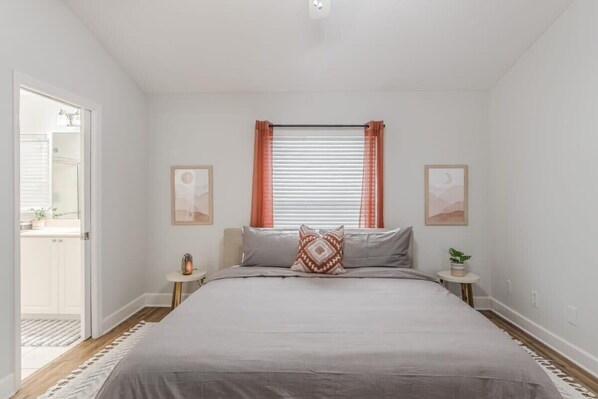 3 habitaciones, tabla de planchar con plancha, wifi y ropa de cama