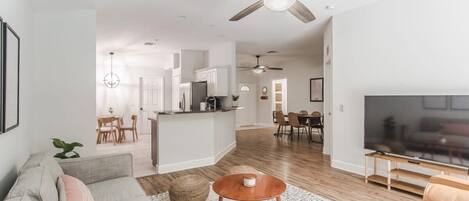 Télévision, livres, espaces bureaux