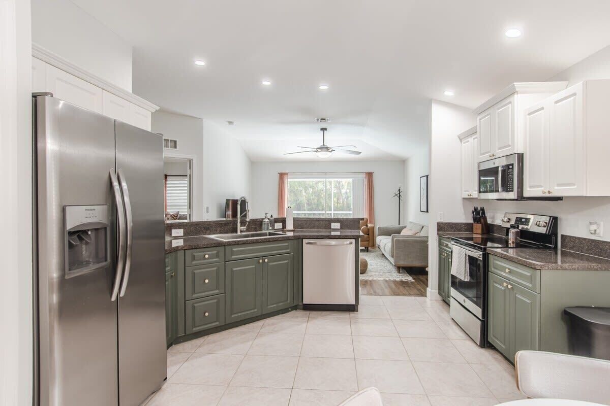 Frigorifero, microonde, forno, piano cottura