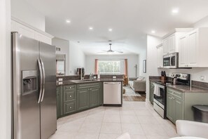 Kjøleskap, mikrobølgeovn, ovn og kokeplater