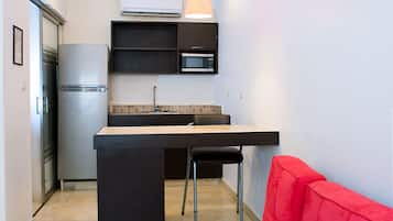 Suite estudio junior | Espacio para trabajar con laptop y cortinas blackout