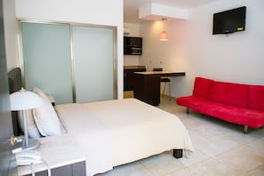 Junior studio suite | Een laptopwerkplek, verduisterende gordijnen