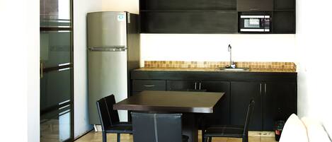 Suite estudio superior | Espacio para trabajar con laptop y cortinas blackout