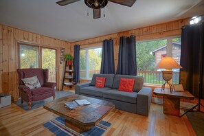 Smart-TV, Videospiele, Tischfußball, Tischtennisplatte