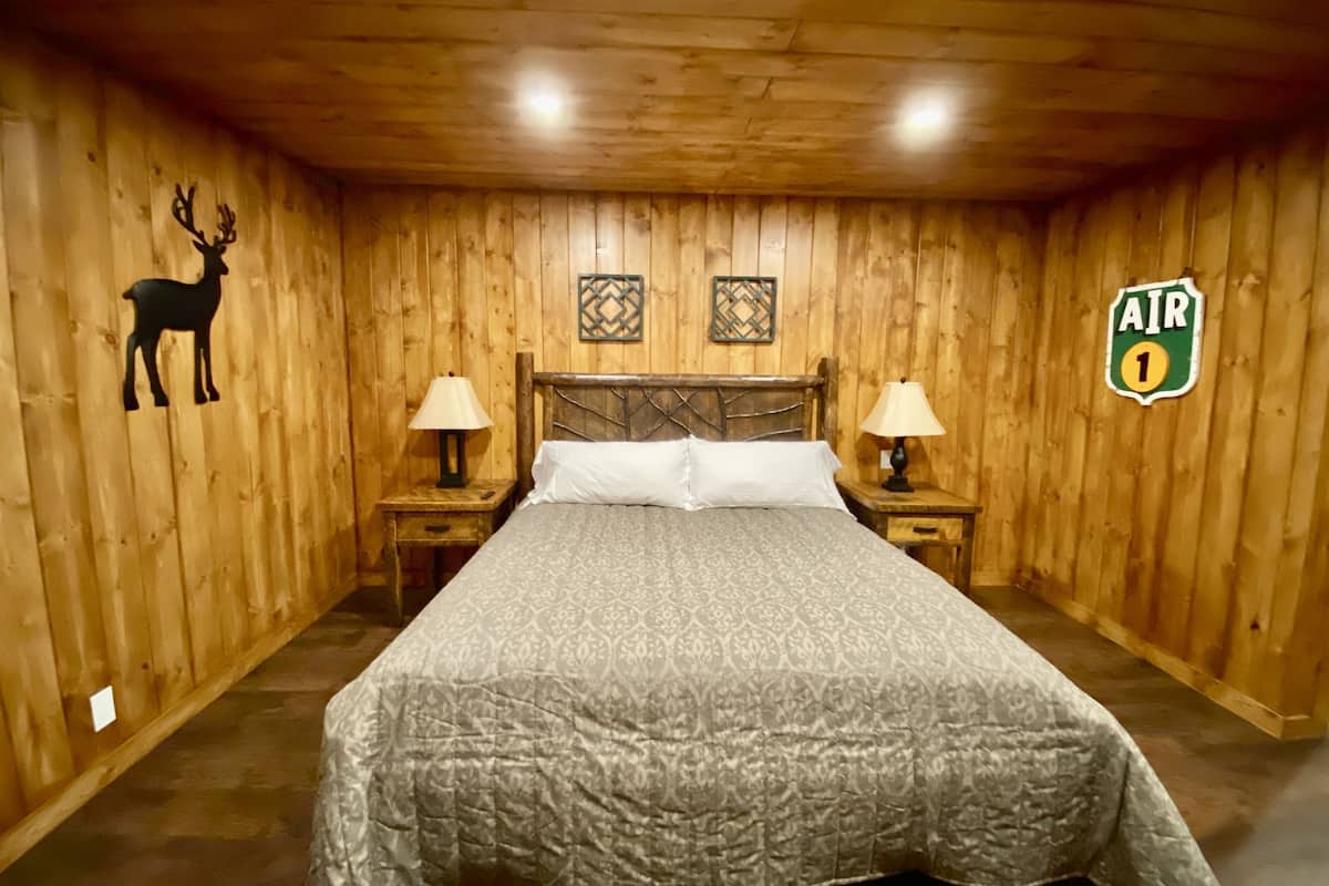 Theme Room Suites | 1 slaapkamer, verduisterende gordijnen, een strijkplank/strijkijzer
