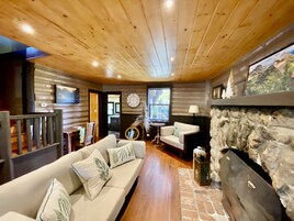 家庭独立别墅 | 起居区 | 55-英寸纯平电视（配备有线频道）