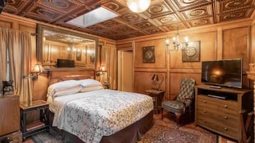 Off site Country Gentleman Queen | Individually decorated, individually furnished, blackout drapes