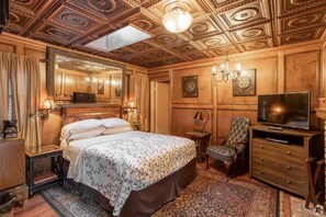 Off site Country Gentleman Queen | Individually decorated, individually furnished, blackout drapes - Idyllwild Inn (Idyllwild)