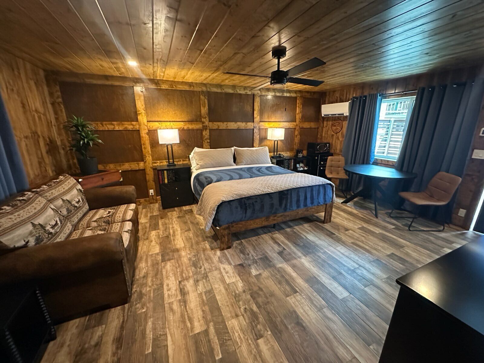 Acorn King Suite