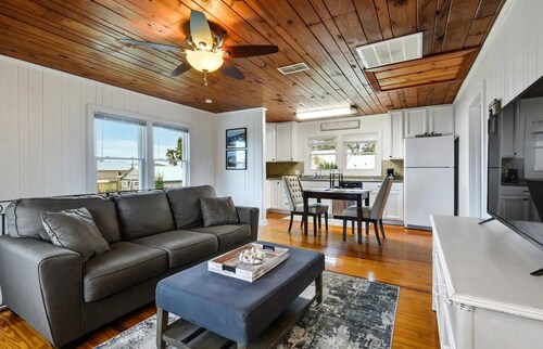 Cozy cottage by the Sea -near downtown and beach and Oak trees!