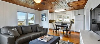 Cozy cottage by the Sea -near downtown and beach and Oak trees!