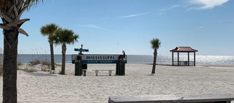 Cozy cottage by the Sea -near downtown and beach and Oak trees!
