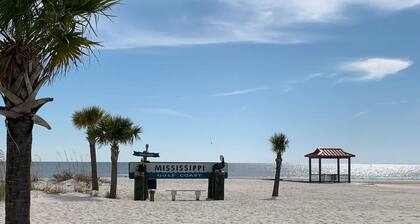 Cozy cottage by the Sea -near downtown and beach and Oak trees!