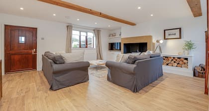 Canal side cottage with hot tub, sky tv and log fire