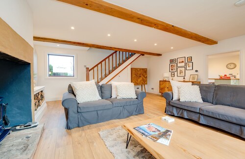 Canal side cottage with hot tub, sky tv and log fire