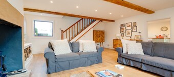 Canal side cottage with hot tub, sky tv and log fire