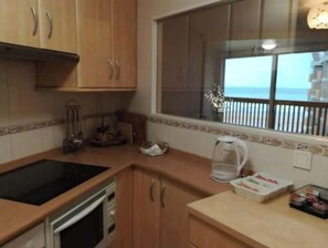 Réfrigérateur, micro-ondes, four, cafetière/bouilloire