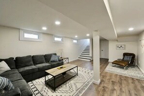 Smart TV, ping pong - Galena House—Gorgeous 6 BR, 10 min to Three Oaks! (La Porte)