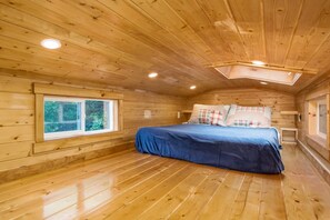 2 bedrooms - Tiny Home experience with secluded treed 60 acres with trails (Laurelville)