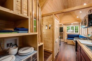 Private kitchen - Tiny Home experience with secluded treed 60 acres with trails (Laurelville)