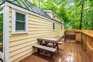 Outdoor dining - Tiny Home experience with secluded treed 60 acres with trails (Laurelville)