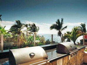 Enjoy ocean views from our rooftop bar, surrounded by palm trees and equipped with stainless steel barbecue grills for outdoor cooking.