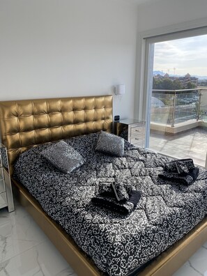 2 bedrooms, travel crib, WiFi