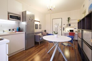 Dining - Two-room apartment + Garage 500 mt from "PORTA SUSA" Railway Station, AC, Balcony (Torino)