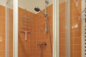 Doccia, asciugacapelli, bidet, asciugamani