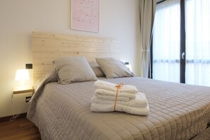 1 habitación, escritorio, tabla de planchar con plancha y cuna de viaje 