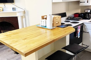 Fridge, microwave, oven, stovetop - 4 min to the beach.  Sleeps 4. Pet friendly (Old Orchard Beach)