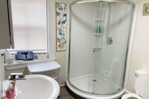Ensemble douche/baignoire, sĂšche-cheveux, serviettes fournies