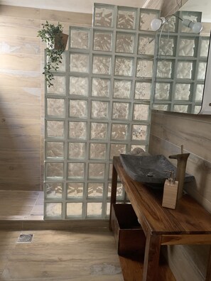 Shower, hair dryer, towels, soap - Cozy, family friendly house in Athens (Μοσχάτο)