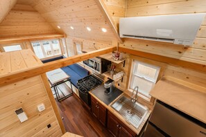 Fridge, microwave, oven, stovetop - Tiny Home Cabin in Hocking Hills with 60 acres private trails (Laurelville)