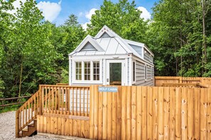 Exterior - Tiny Home Cabin in Hocking Hills with 60 acres private trails (Laurelville)