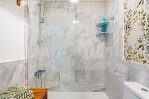 Shower, hair dryer, towels, soap - Apartment in Rota-Cádiz, new and modern near the beach. (Rota)