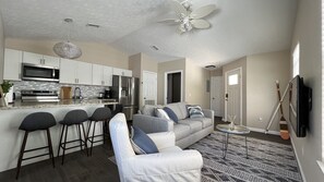 Living area - Light and bright home 🏖 5 mins walk to the beach (Panama City Beach)