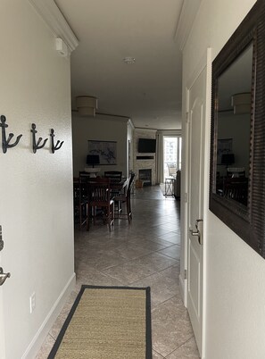 Dining - Updated Lands End Upscale Condo - Sleeps 9 (Osage Beach)