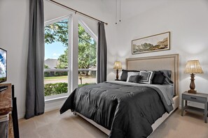 4 habitaciones, escritorio y tabla de planchar con plancha