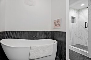 Kombinert dusj/badekar, hårføner, håndklær og såpe