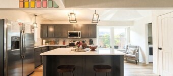 6 Minute Drive to Universal Kids Resort, Sleeps 10, Group Stay, Work Remote!