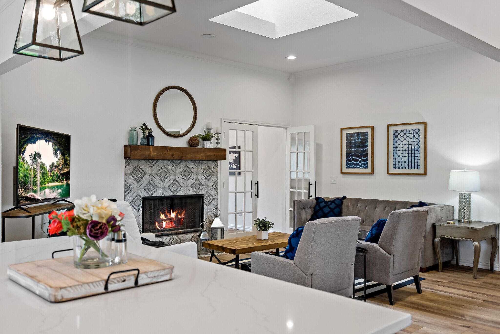 Una Smart TV, una chimenea, una mesa de tenis de mesa, una impresora