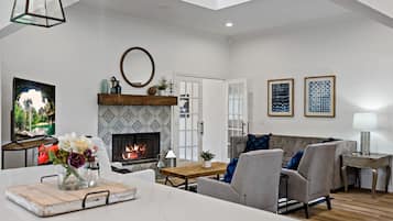 Una Smart TV, una chimenea, una mesa de tenis de mesa, una impresora