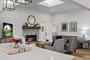 Smart-TV, Kamin, Tischtennisplatte, Drucker