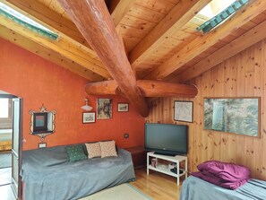 3 bedrooms, travel cot, WiFi