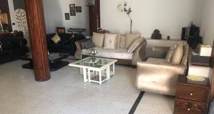 Un agréable étage de villa avec jardin