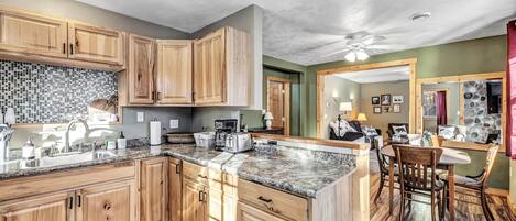 Kjøleskap, mikrobølgeovn, ovn og kokeplater